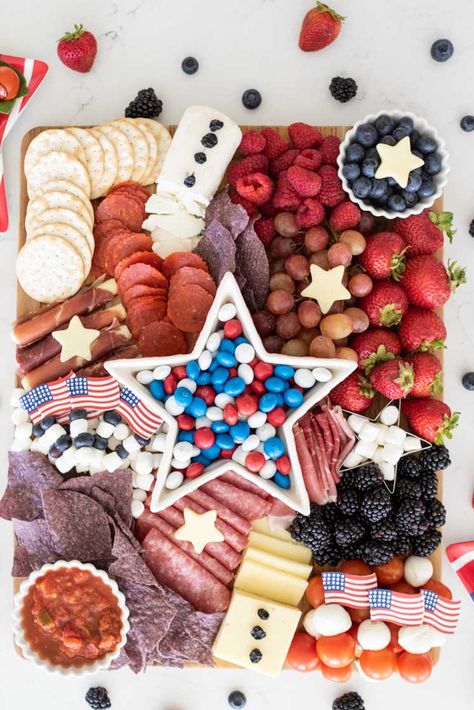 This patriotic charcuterie board is perfect for your Fourth of July party food table. Filled with sweet and savory food options, this patriotic snack board includes tips for building your own and a shopping list. Patriotic Charcuterie Board, 4th Of July Charcuterie Board, Patriotic Snacks, Charcuterie Board Ideas, Board Party, Patriotic Food, Charcuterie Inspiration, Board Charcuterie, Fourth Of July Food