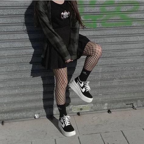 ✱☽ * ʎoɾ *☽ ✱ Grunge Style Outfits, Soft Grunge Outfits, Tokyo Street Fashion, Style Indie, Aesthetic Grunge Outfit, Rock Outfit, Women Fashion Edgy, Hipster Outfits, Goth Girl