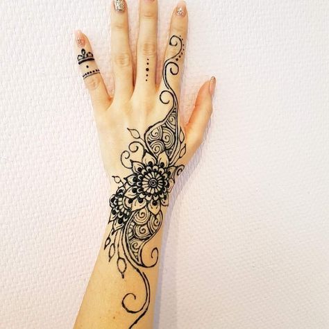 Lace Sleeve Tattoos, Feminine Shoulder Tattoos, Mandala Hand Tattoos, Purple Tattoos, Ankle Tattoos For Women, Cool Wrist Tattoos, Girl Arm Tattoos, Hand And Finger Tattoos, Pretty Hand Tattoos