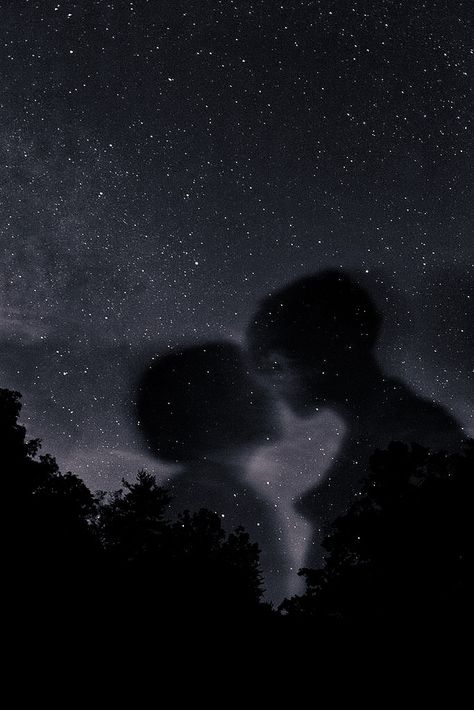 Couple Dark Wallpaper, Stars Couple Aesthetic, Lovers Aesthetic Icon, Space Couple Aesthetic, Under The Stars Aesthetic, Space Romance Aesthetic, Couple Asthetics Picture, Couple Under Stars Aesthetic, Date Under The Stars