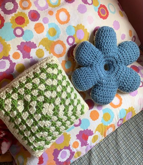 Funky Crochet, Pillow Patterns, Crochet Pillow Cover, Crochet Cushion Cover, Crochet Pillow Pattern, Crochet Pillows, Crochet Mittens, Crochet Inspo, Crochet Cushions