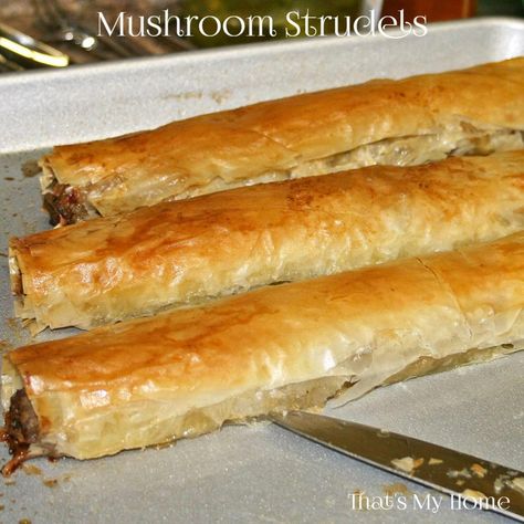 Mushroom Strudels Filo Dough, Phyllo Dough Recipes, Phyllo Recipes, Strudel Recipes, Savory Pastry, Puff Pastry Recipes, Roast Recipes, Pastry Recipes, Dough Recipe