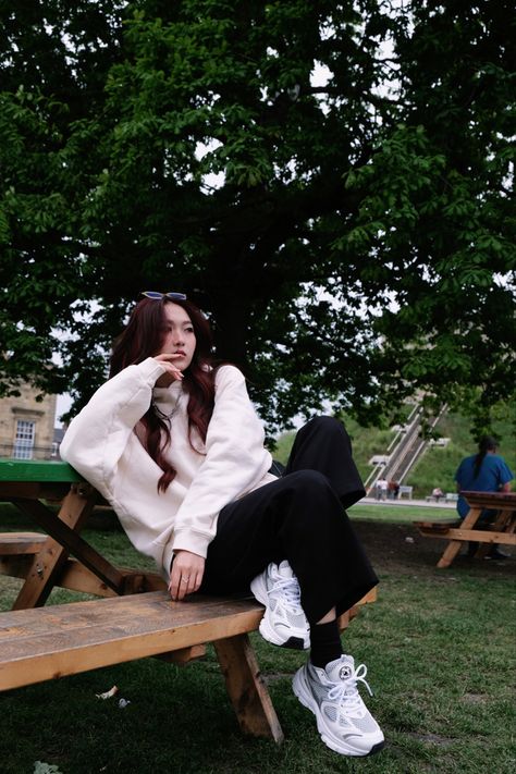 Autumn outfit with beige hoodie and black pants
White sneaker outfit
Hoodie outfit
York aesthetic
Fall aesthetic Outfit Hoodie, Sitting Poses, Hoodie Outfit, Sneakers Outfit, Autumn Outfit, Awards Ceremony, Casual Fall Outfits, College Outfits, White Sneaker