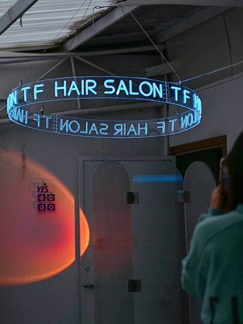 Round Neon Sign, Neon Light Ceiling, Neon Light Decoration, Neon Light Ideas, Hair Salon Design Ideas, Neon Ceiling, Salon Design Ideas, Cool Neon Signs, Ceiling Decorations