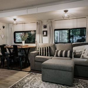 17 Tips For Living in a Camper Trailer - camperlife Rv Flip, Camper Home, Rv Remodel Ideas, Dining Booth, Rv Redo, Rv Interior Remodel, Camper Interior Design, Tiny Living Space, Camper Diy