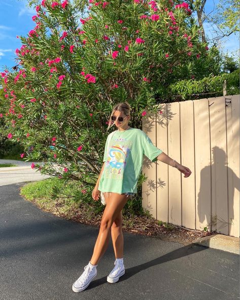 White Platform Converse Outfit, Billabong Outfits, Platform Converse Outfit Summer, Tshirt And Shorts Outfit, Cute Oversized Shirts, Converse Outfit Summer, Platform Converse Outfit, Oversized Tee Outfit, Platform Outfit