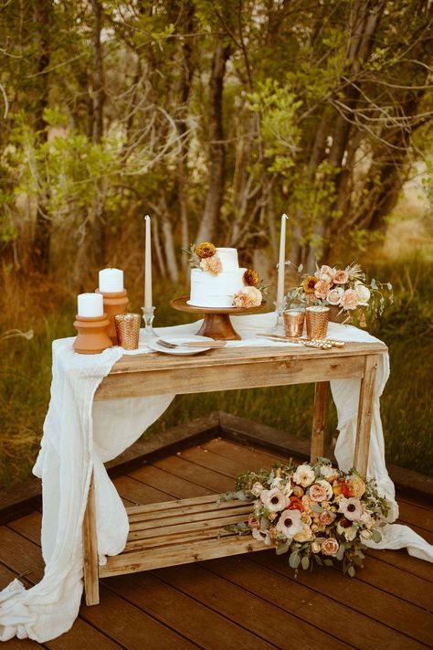 Bohemian Desert Elopement Decor Ideas for 2024 | Wedding Table Centerpieces | Elopement Planner. Let our expert elopement planner meticulously map out your unforgettable day infused with bohemian charm and rustic touches! Find rustic wedding decor table, retro desert elopement, boho wedding decor ceremony and desert elopement photoshoot. Book us to plan you an unforgettable desert elopement at emberandstoneevents.com. Photographed by Kassie Gunn. Cake Table For Wedding Ideas, Bride And Groom Wedding Table Ideas, Elopement Set Up, Ceremony Table Wedding, Cake Table Wedding Simple, Boho Wedding Cake Table Decor, Elopement Cake Table, Elopement Table Setting, Desert Wedding Table Decor