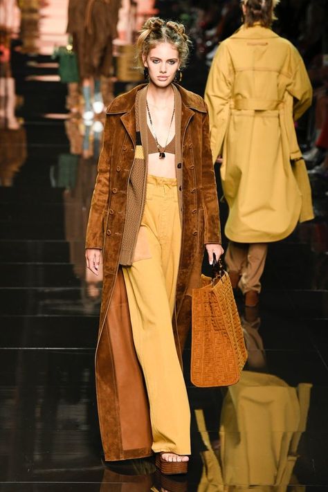 Ceo Style, Astrology Fashion, Runway Fashion Vintage, London Fashion Week Runway, Pastel Brown, Soft Caramel, Women Fashion Edgy, Brown Outfit, Fashion Now