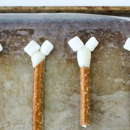 Pretzel Bones, Thanksgiving Candy Crafts, Easy Thanksgiving Dessert, Dessert For Kids, Thanksgiving Desserts Kids, Thanksgiving Candy, Fun Thanksgiving Desserts, Chocolate Covered Pretzel, Thanksgiving Snacks