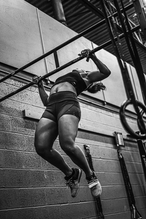 Crossfit Aesthetic Women, Crossfit Girl Aesthetic, Dark Fitness Aesthetic, Strong Woman Photo, Fotografia Crossfit, Weight Lifting Aesthetic, Gym Black And White, Crossfit Photoshoot, Crossfit Aesthetic