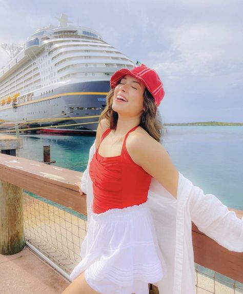 Cruise Day Outfits, Disney Cruise Photo Ideas, Disney Cruise Aesthetic, Cruise Photoshoot, Cruise Photography Ideas, Disney Cruise Outfits, Disney Cruise Pictures, Disney Cruise Pirate Night, Youtuber Aesthetic