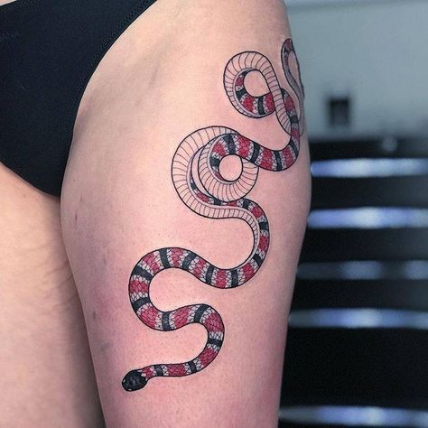 Freehand Kingsnake tattoo on the left thigh. King Snake Tattoo, Kingsnake Tattoo, Minimalist Snake Tattoo, Minimalist Cat Tattoo, Outlaw Tattoo, Traditional Snake Tattoo, Small Snake Tattoo, Japanese Snake Tattoo, Tattoo Png