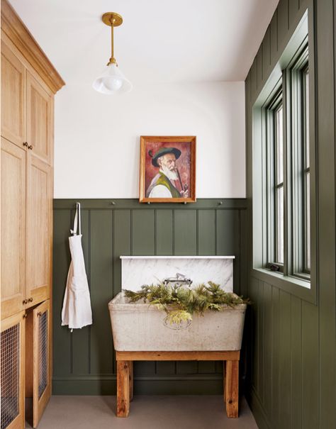 Wainscoting Dark Green Kitchen, Shaker Pegs, Green Kitchen Cabinets, Green Paint Colors, Best Paint Colors, Bedroom Paint Colors, Hem Design, Green Bathroom, Bedroom Paint