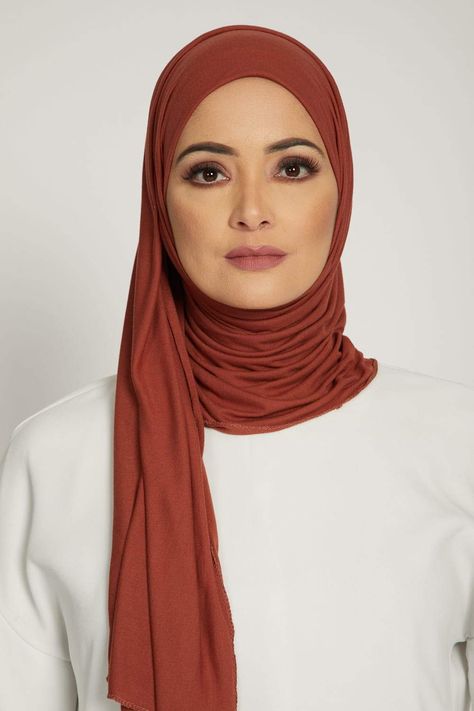 Jersey Hijab Style, Middle Eastern Makeup, Eastern Makeup, Modest Wardrobe, Hijab Niqab, Jersey Hijab, Model Shoot, Hijab Pins, Hijabi Fashion Casual