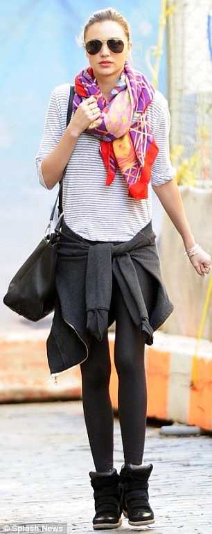 Miranda Miranda Kerr Style, Model Legs, Color Block Scarf, Scarf Outfit, Summer Chic, Fashion 101, Natalie Portman, Street Style Chic, Miranda Kerr