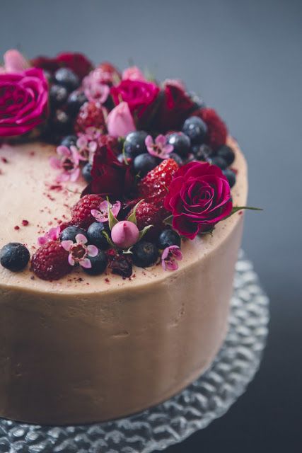 The Big Cake Decision: Should You Bake It Or Buy It? Chocolate Cake With Berries, Tårta Design, Cake With Berries, Easy Chocolate Cake, Pretty Cakes, Creative Cakes, Cake Inspiration, Cakes And More, Flower Cake