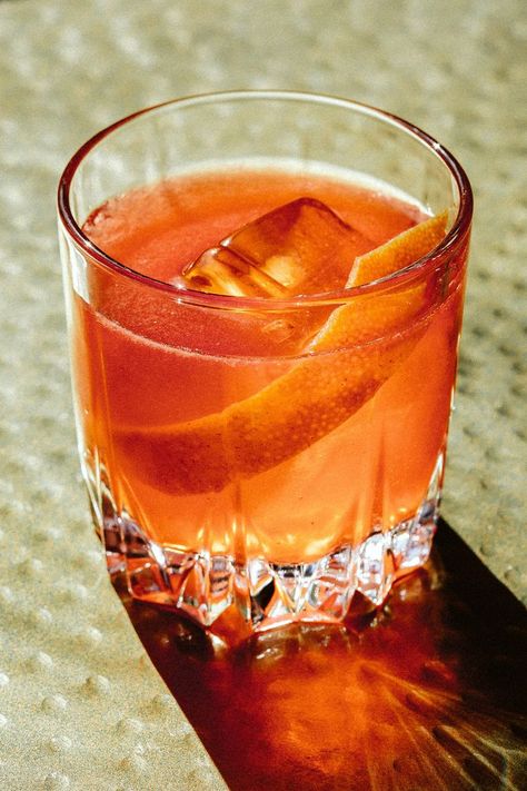 Grapefruit Negroni, Frozen Mixed Drinks, Cocktail Contest, Negroni Cocktail Recipe, Gin Drink Recipes, Negroni Cocktail, Drink Topper, Sweet Vermouth, Ruby Red Grapefruit