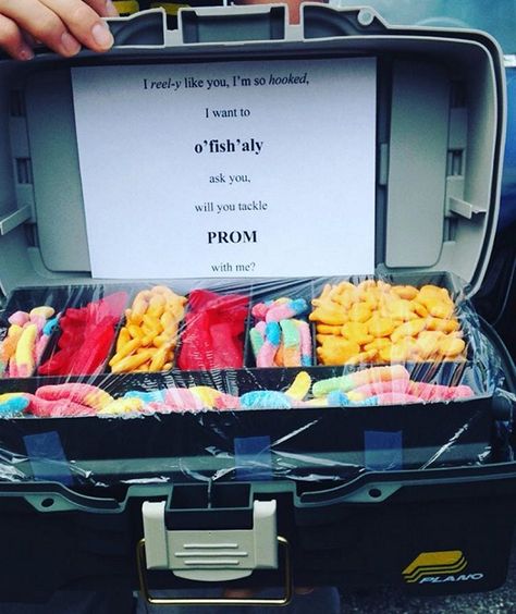 Best Prom Proposals, Creative Prom Proposal Ideas, Cute Hoco Proposals, Prom Invites, Country Prom, School Dance Ideas, Promposal Ideas, Funny Prom, Sour Gummy Worms