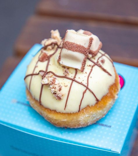 Bistro Morgan Doughnuts 🍩✌🏼❤️ on Instagram: “We’re so excited to announce that due to popular demand our White Chocolate Kinder Bueno Cheesecake Doughie collab with @nickvavitiss is…” Bueno Cheesecake, Bueno White, Chocolate Doughnuts, Impressive Desserts, Unique Desserts, Mini Donuts, Week 1, White Chocolate, Mini Cheesecake