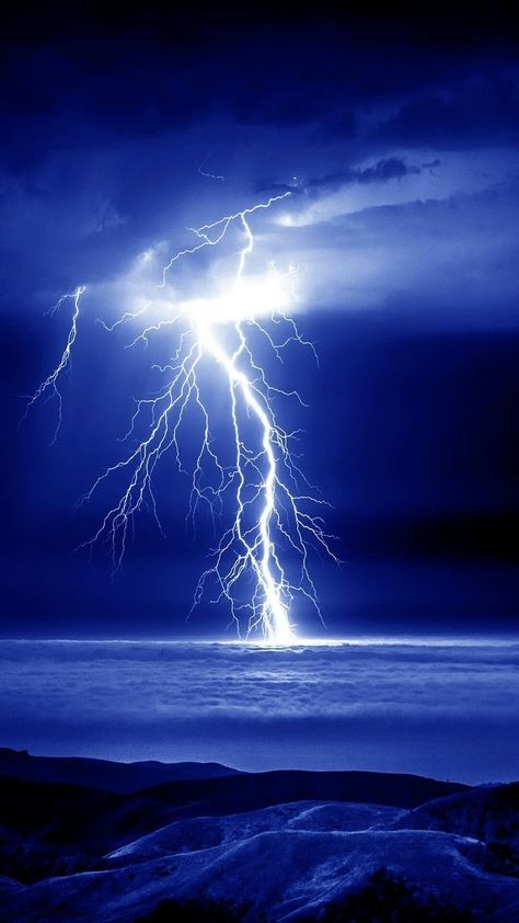 Lighting Storm, Lightning Photos, Lightning Photography, Image Bleu, Ocean At Night, Matka Natura, Wild Weather, Thunder And Lightning, Lightning Storm