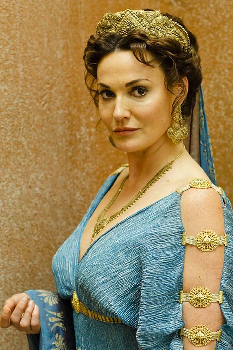 Queen Pasiphae - Sarah Parish in Atlantis. Sarah Parish, Roman Hair, City Of Atlantis, Roman Dress, Greek Dress, Ancient World, Costume Drama, Bbc One, The Kings