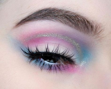 Makeup Zodiac, Zodiac Chart, Makeup Classes, Abbey Bominable, Makeup Gold, Hair Tinsel, Catty Noir, Colorful Eye Makeup, Smokey Eyes