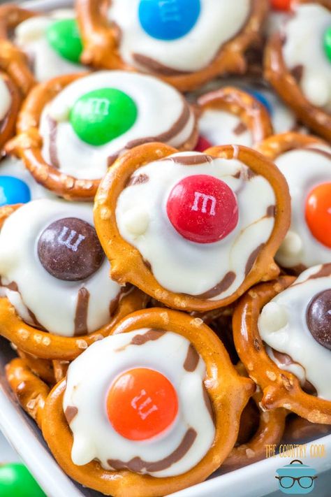 White Chocolate M&M Pretzel Bites with Hershey's Hugs recipe from The Country Cook #sweetandsalty #treat #snack #easy #ideas #dessert #cookies #simple #kidfriendly #holidays Pretzel Candy, Pretzel Chocolate, Snack Easy, Dessert Cookies, Mini Pretzels, Dessert Bites, Country Cook, Appetizer Ideas, Holiday Goodies