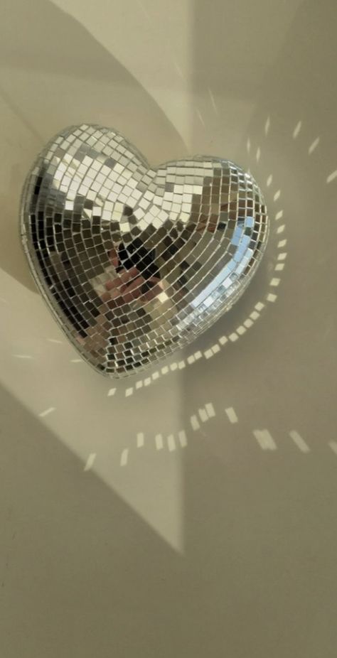 Disco Girl Aesthetic, Heart Disco Ball, Aesthetic Heart Wallpaper, Disco Ball Wallpaper, Bola Disco, Disco Heart, Heart Core, Disco Wallpaper, Wallpaper Hearts