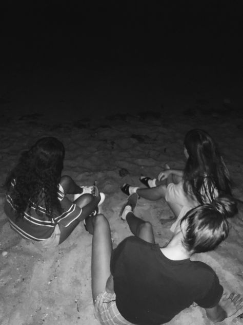 #beach #night #tumblr #blackandwhite #friends Nights Aesthetic, Night Time Photography, Friends Night, Aesthetic Captions, Beach Video, Beach Pictures Friends, Photography Genres, Beach At Night, Time Photography