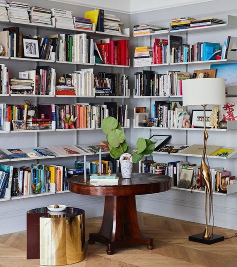 Jenna Lyons on Instagram: “BOOKSHELVES I have 99 problems and bookshelves are definitely one - it’s probably the number 2 or 3 question I get asked on @theexpert -…” Aalto Stool, Soho Apartment, Jenna Lyons, Cool Bookshelves, New Bedroom Design, Heirloom Furniture, The World Of Interiors, Alvar Aalto, Desk Set