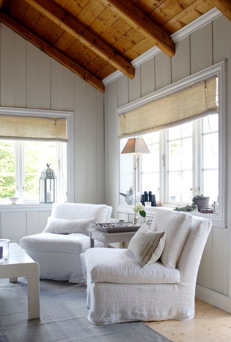 Beautiful relaxed sitting area Casa Vintage, White Cottage, Wood Ceilings, Cottage Living, Cool Ideas, Wood Beams, White Furniture, A Living Room, Coastal Living