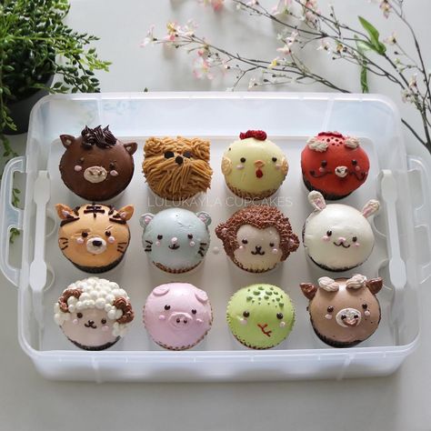 Zodiac Desserts, Dragon Cupcakes, Adorable Cupcakes, New Year's Cupcakes, Chinese Cake, Character Cupcakes, Cake Pop Designs, Thai Dessert, Unicorn Cupcakes