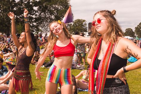 Some of the greatest memories people have are at music festivals with their friends! #friends #vibes Lilith Fair, Edm Festival Outfit, Summer Music Festivals, Edm Rave, Kitty Party, Summer Music, Edm Festival, Olivia Munn, Coachella Outfit