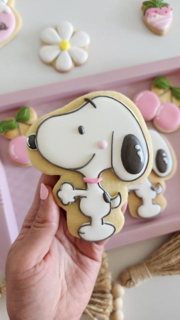 Snoopy Decorated Cookies, Sugar Cookie Aesthetic, Snoopy Cupcakes, Snoopy Cookies, Snoopy Baby Shower, Cookie Techniques, Peanuts Party, Cartoon Cookie, Snoopy Party