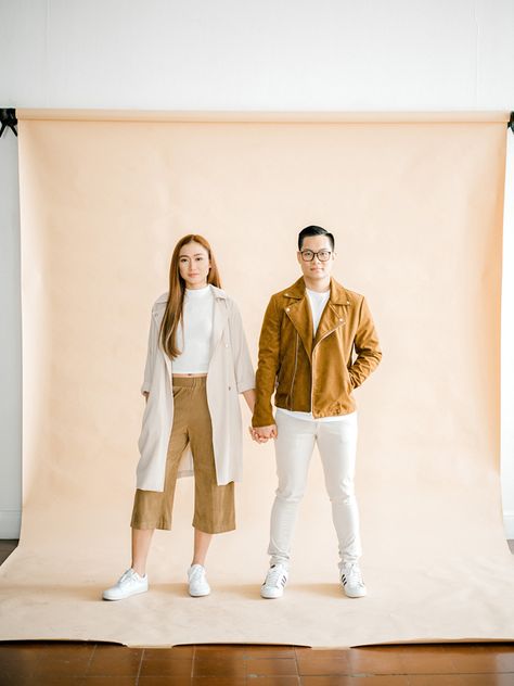 This stylish couple killed it at their engagement shoot! Read more about it here! | https://brideandbreakfast.ph/2018/09/01/hip-and-stylish-city-engagement/ Couple Pictorial Photo Ideas, Prenuptial Photoshoot Ideas Philippines, Prenup Outfit Ideas Philippines, Prenup Photoshoot Ideas Studio, Studio Prenup Shoot, Casual Prenup Outfit, Studio Prenup Shoot Ideas, Prewedding Outfit Ideas Casual, Prenup Photoshoot Ideas Philippines