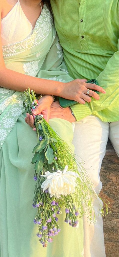 Forbbiden Lovers Aesthetic, Traditional Couple Aesthetic, Desi Couple Poses, Indian Proposal, Traditional Couple Poses, Indian Couple Photography, Indian Couple Aesthetic, Couples Hidden Face Pics, Desi Love