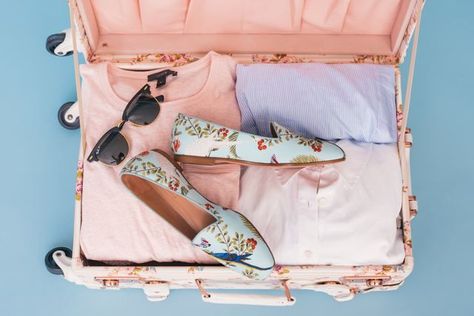 STYLISTS: We have your #easy-to-follow guide on how to pack your essentials when #traveling for work. Unicorn Squishy, Southeast Asia Packing List, Asia Packing List, Smart Packing, College Packing, Carry On Packing, Packing Guide, Travel Capsule, Travel Quotes Wanderlust