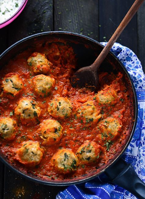 Chickpea Dumplings in Curry Tomato Sauce Chickpea Dumplings, Legumes Recipes, Kitchen Nostalgia, Tomato Curry, Bean Flour, God Mat, Vegetarian Recipes Easy, Easy Vegetarian, Vegetarian Dishes