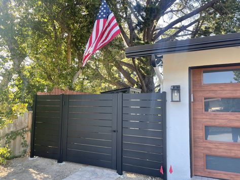 Entrance Gate Ideas, Entrance Doors Design, Entrance Door Design Modern, Side Yard Gate, Modern Door Design, Modern Wood Fence, Aluminum Driveway Gates, Install Door, Contemporary Gates