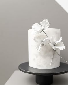 Flower Wall Installation, Birthday Flower Cake, Flower Cake Decorations, Floral Design Wedding, Beautiful Cake Designs, White Cakes, Elegant Birthday Cakes, Birthday Flower, Elegant Birthday