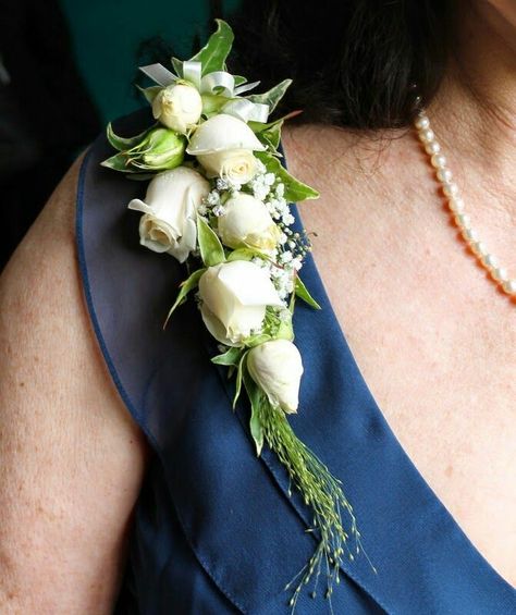 Mother's corsages Corsage And Boutonniere, Corsage Prom, White Wedding Bouquets, Flower Corsage, Corsage Wedding, White Bouquet, Bride Bouquets, Intimate Wedding, White Roses