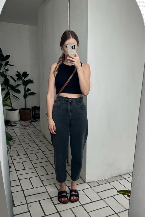 Black Tshirt Outfit, Outfit Minimalista, Mom Jeans Black, Study Outfit, Mom Outfit, Crop Top With Jeans, Black Mom Jeans, Outfit Mujer, Casual Day Outfits