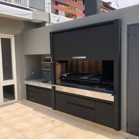 Frente Integral para parrilla construido en chapa para pintar compuesto por tapa guillotina contrapesada manual de subir, paño fijo superior y bajo parrilla con 4 cajones (2 bajos y 1 alto con interior en chapa para pintar, más 1 apaisado con interior en acero inoxidable) y 1 hoja de abrir más 1 bajo mesada construido en chapa para pintar con 3 cajones apaisados superpuestos con interior en acero inoxidable y 2 hojas de abrir.

CONTACTANOS:
: 11 2238 9929
: 11 2883 6328
: 11 5963 6277 Outdoor Bbq Kitchen, Bbq Kitchen, Patio Garden Design, Outdoor Kitchen Patio, Bbq Area, Garden Pool, Outdoor Bbq, Outdoor Kitchen Design, Home Room Design