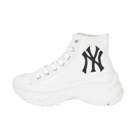 MLB HyunA's Pick Chunky High New York Yankees Shoes Ivory 32SHU1011-50I. Yankees Shoes, Fashion Leaders, Outfit Korean, Cable Knit Jumper, Denzel Washington, High Shoes, Light Blue Jeans, David Beckham, Mua Sắm