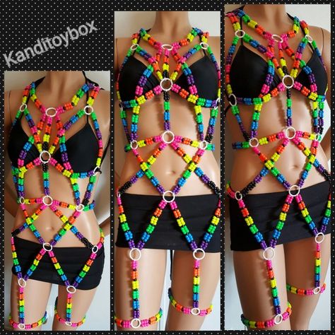 Rainbow kandi harness Kandi Harness Pattern, Beyond Wonderland Kandi, Evil Outfits, Kandi Harness, Rainbow Kandi, Mid Evil, Clown Collar, Kandi Inspo, Diy Kandi Bracelets