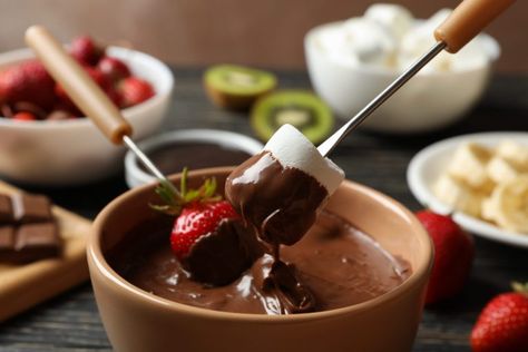 Chocolate Turtle Fondue - Raleigh's Day Off Chocolate Peanut Butter Fondue Recipe, Strawberry Fondue, Fondue Dinner Party, Easy Fondue Recipes, Fondue Dippers, Easy Fondue, Fondue Dinner, Chocolate Fondue Recipe, Fondue Party