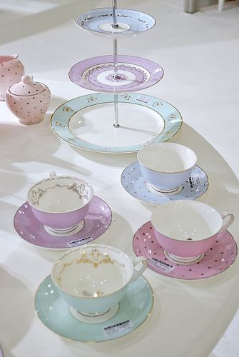 Cute Dishes Sets, Pastel Dishes, Aesthetic Dishes, Assiette Design, Desain Pantry, Pretty Tea Cups, Tier Cake, Cute Kitchen, Cupcake Stand