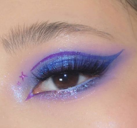 @deerestdiary.makeup on instagram Purple And Blue Eyeshadow, Blue And Purple Eyeshadow, Disco Makeup, Space Makeup, Doll Eye Makeup, Purple Eyeshadow, Blue Eyeshadow, Cosplay Makeup, Doll Eyes