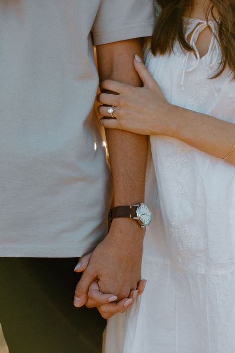 White Top Engagement Photos, Blue Jeans Engagement Photos, White And Denim Engagement Photos, Engagement Photos White Shirt And Jeans, White Shirt Blue Jeans Couple Photoshoot, Couple Outfits For Photoshoot, Engagement Photos Jeans, Outfits For Photoshoot, White Top And Blue Jeans