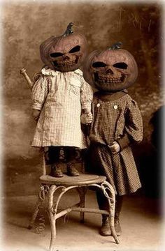 These creepy mummy-head statues are perfect for a haunted house or scary halloween party. Description from pinterest.com. I searched for this on bing.com/images Vintage Bizarre, Halloween Fotos, Photo Halloween, Image Halloween, Creepy Vintage, Creepy Photos, Carte Halloween, Fröhliches Halloween, Vintage Halloween Costume